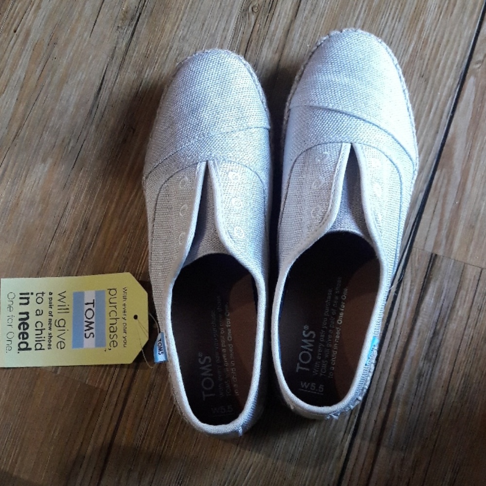 Brand new canvas TOMS